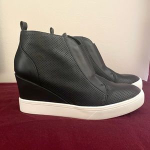 Mia Cristie Women’s Slip on Black fashion Wedge Tennis Shoe size 7.5